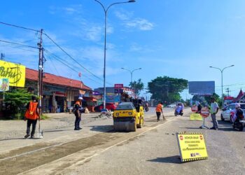Perbaikan jalur perlintasan sebidang kereta api di Lubuk Buaya. (dok. istimewa)