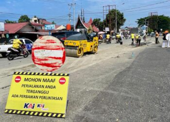 Perbaikan perlintasan kereta sebidang di kawasan Lubuk Buaya Padang. (dok. Humas KAI)