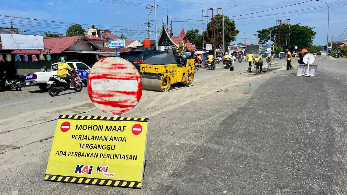 Perbaikan perlintasan kereta sebidang di kawasan Lubuk Buaya Padang. (dok. Humas KAI)