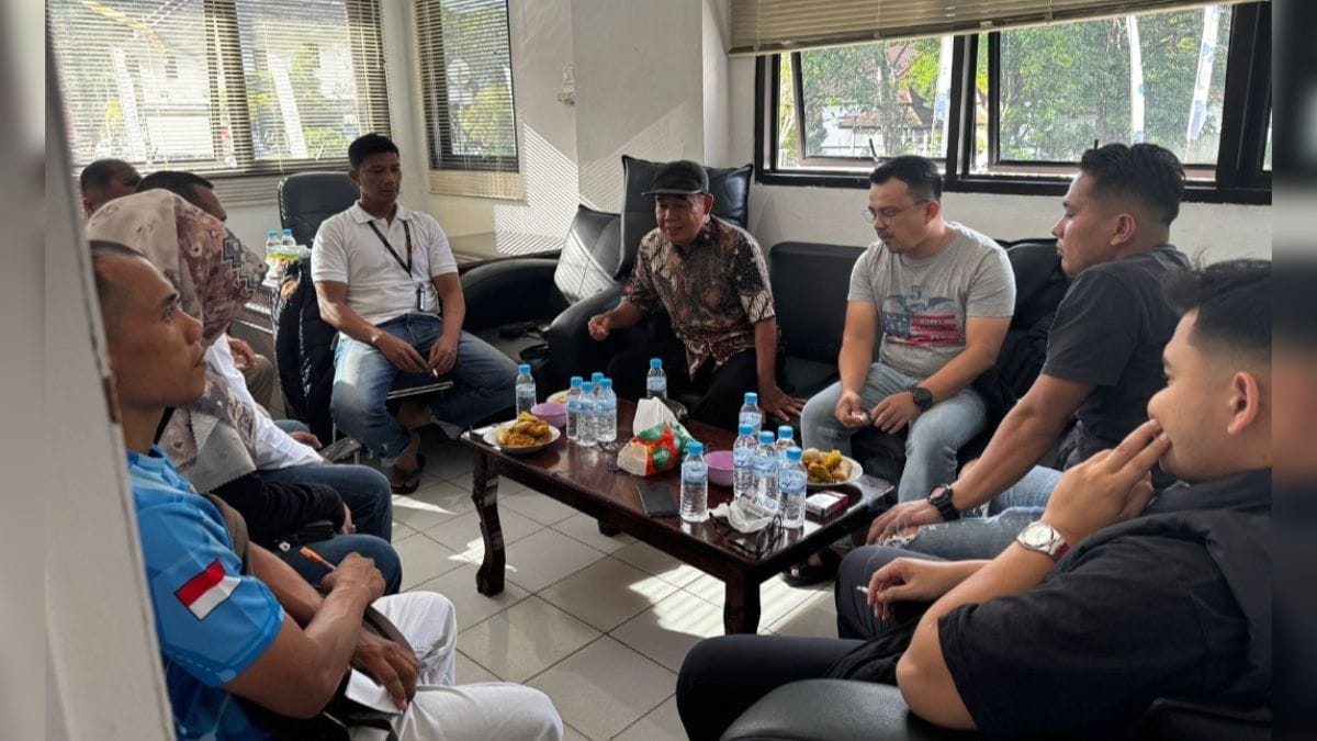 Jajaran pengurus KONI Kota Sawahlunto yang tergabung dalam Tim 10 menggelar rapat terbatas di Sekretariat KONI Sawahlunto untuk merumuskan pembentukan Satgas Persiapan Porprov Sumbar 2026. (foto istimewa)