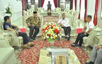 Pertemuan Mahyeldi dengan jajaran pengurus Peradi Padang. (dok. adpsb)