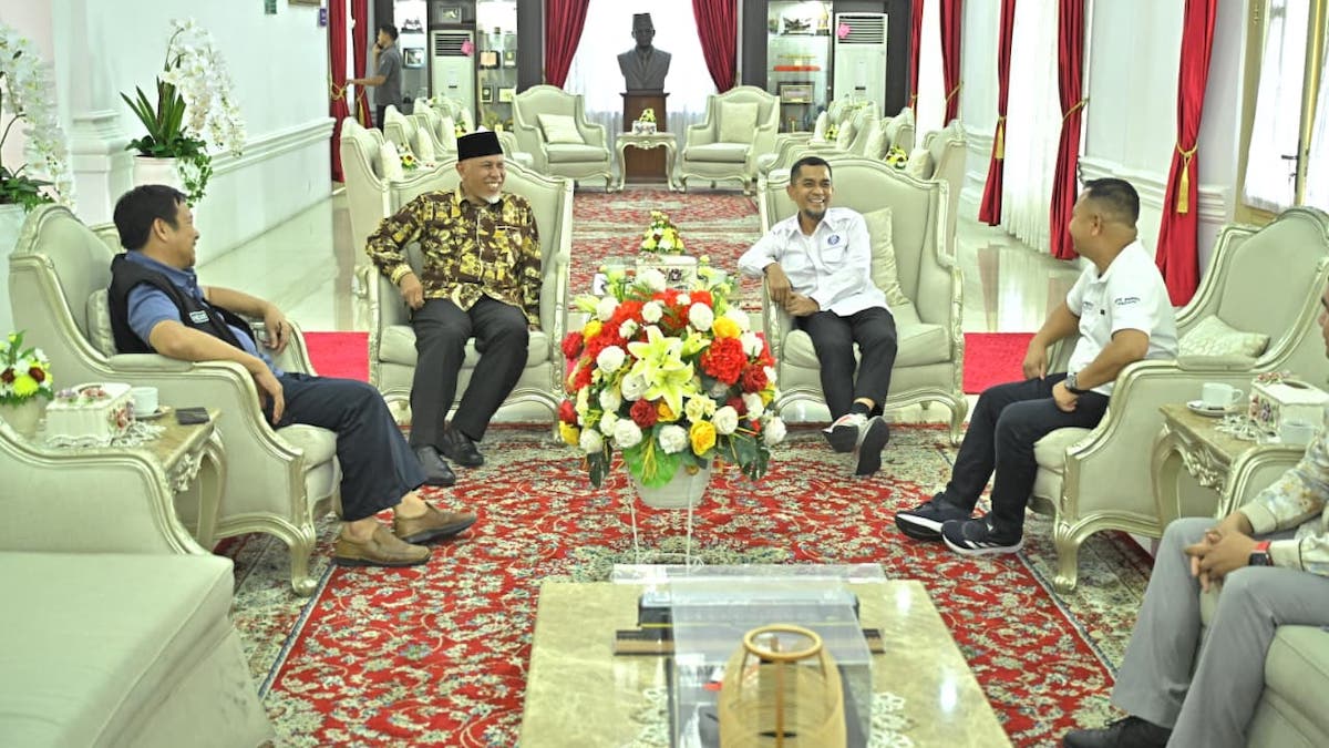 Pertemuan Mahyeldi dengan jajaran pengurus Peradi Padang. (dok. adpsb)