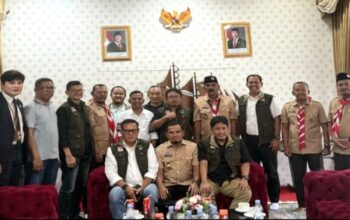 Teks foto Bupati Solok Jon Firman Pandu, ketua KONI Sumbar Hamdanus beserta jajaran, penggurus KONI Kabupaten Solok foto bersama usai membahas Porprov, Juni-Juli 2026. (Foto KONI Sumbar)