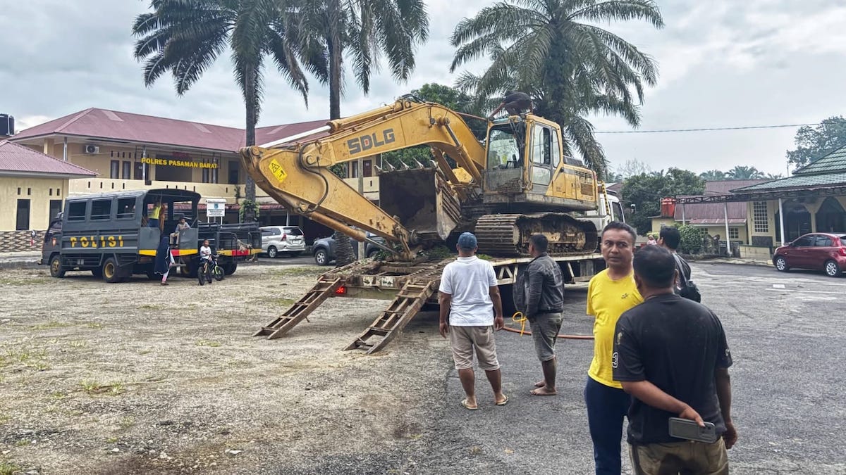 Polres Pasaman Barat amankan alat berat PETI. (dok. Radarsumbar)