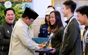 Presiden Prabowo serahkan bonus atlet peraih medali di SEA Games 2025. (dok. istimewa)