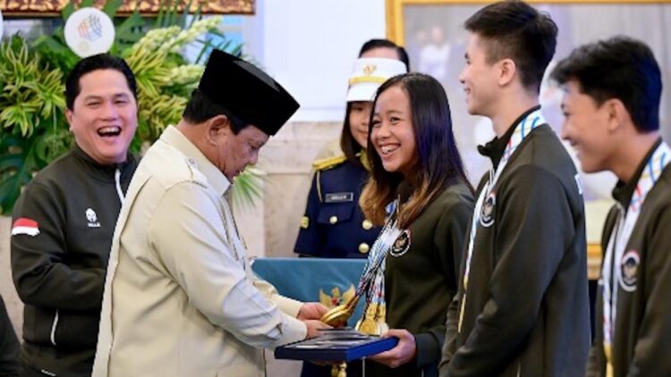 Presiden Prabowo serahkan bonus atlet peraih medali di SEA Games 2025. (dok. istimewa)