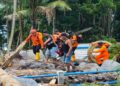Personel Basarnas Sulut dibantu masyarakat dan para pihak melakukan operasi pencarian dan penyelamatan usai banjir bandang menghantam sejumlah wilayah permukiman di Pulau Siau, Kabupaten Kepulauan Sitaro. ANTARA/HO-Basarnas Sulut (ho)