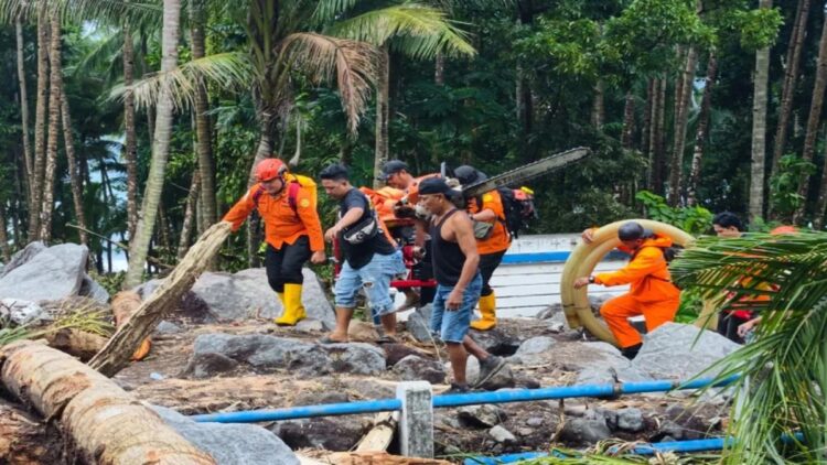 Personel Basarnas Sulut dibantu masyarakat dan para pihak melakukan operasi pencarian dan penyelamatan usai banjir bandang menghantam sejumlah wilayah permukiman di Pulau Siau, Kabupaten Kepulauan Sitaro. ANTARA/HO-Basarnas Sulut (ho)