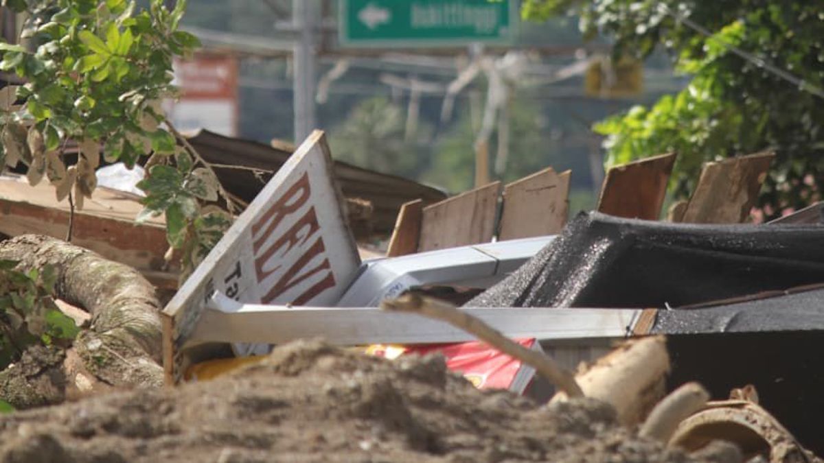 Salah satu kedai pakaian milik warga di Maninjau habis tertimbun longsor. (dok. istimewa)