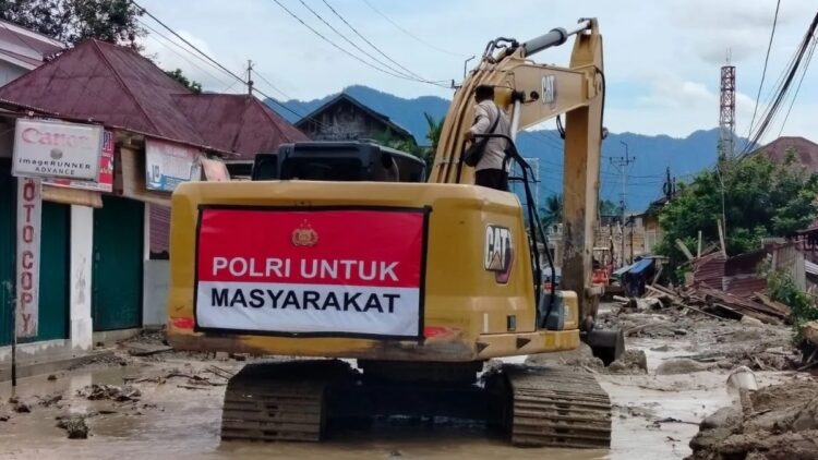 Alat berat sedang membersihkan material menimbun badan jalan provinsi menghubungkan Lubuk Basung-Bukittinggi tepatnya di Muaro Pisang, Pasar Maninjau, Nagari Maninjau, Kecamatan Tanjung Raya, Kabupaten Agam. (Dok ANTARA/Yusrizal)