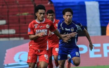 Gelandang Semen Padang FC Ripal Wahyudi saat berhadapan dengna pemain PSIM. (dok. istimewa)