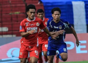 Gelandang Semen Padang FC Ripal Wahyudi saat berhadapan dengna pemain PSIM. (dok. istimewa)