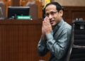 Nadiem Makarim memberikan salam saat sidang terkait dugaan korupsi pengadaan chromebook di Kemendikbudiristek tahun 2019-2022 lalu. )(dok. Antara)