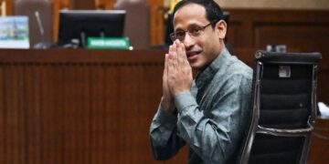 Nadiem Makarim memberikan salam saat sidang terkait dugaan korupsi pengadaan chromebook di Kemendikbudiristek tahun 2019-2022 lalu. )(dok. Antara)