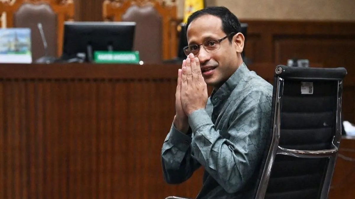 Nadiem Makarim memberikan salam saat sidang terkait dugaan korupsi pengadaan chromebook di Kemendikbudiristek tahun 2019-2022 lalu. )(dok. Antara)