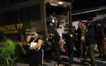 Satpol PP Padang sejumlah wanita dari razia penegakan Perda. (dok. istimewa)