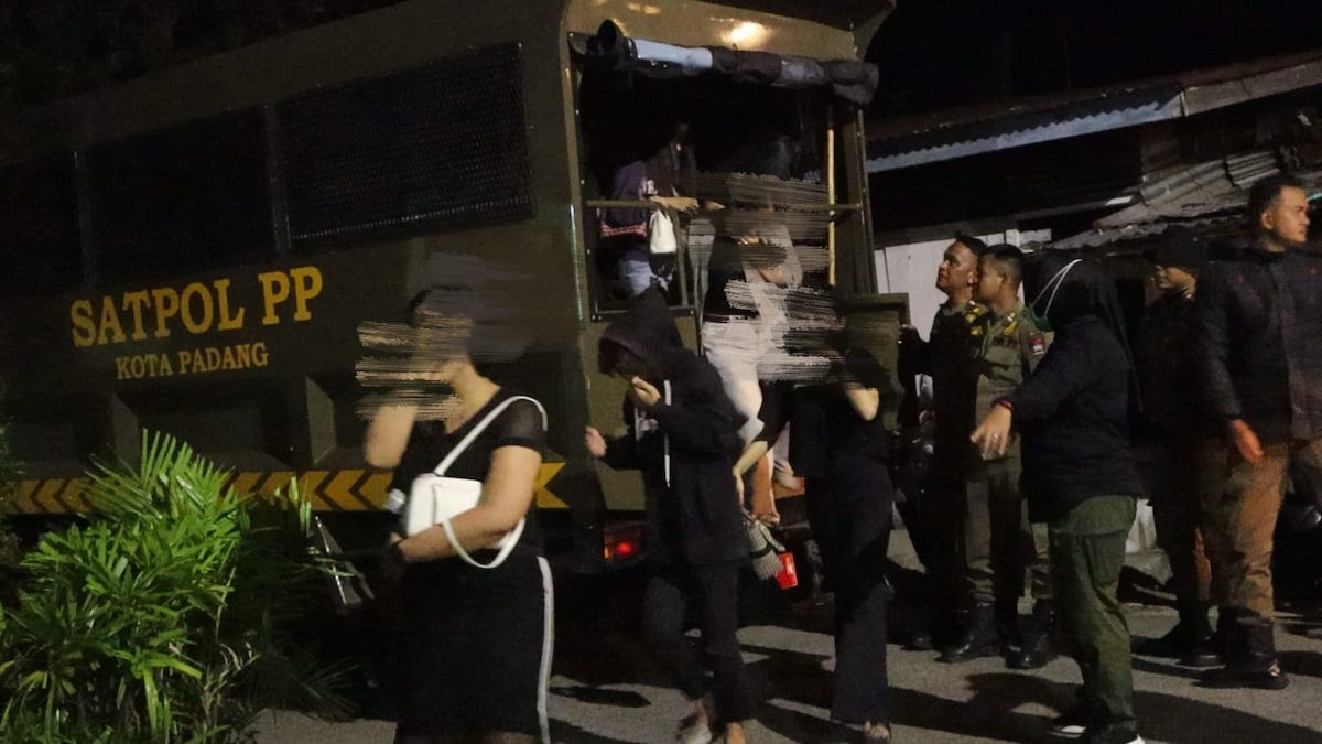 Satpol PP Padang sejumlah wanita dari razia penegakan Perda. (dok. istimewa)