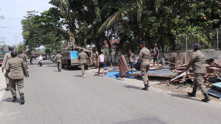 Satpol PP Padang bongkar bangunan liar yang ada di jalan Cupak Tangah. (dok. istimewa)