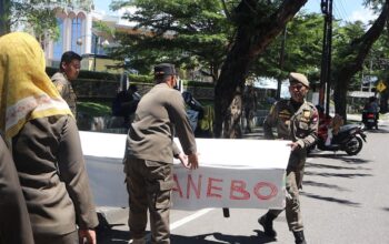 Satpol PP Padang tertibkan lapak pedagang dan PKL yang menganggu trotoar di sejumlah kawasan Kota Padang. (dok. istimewa)