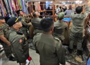Hari Kedua Penertiban Selasar Pasar Raya, Satpol PP Padang Tertibkan Lapak PKL di Depan Blok A