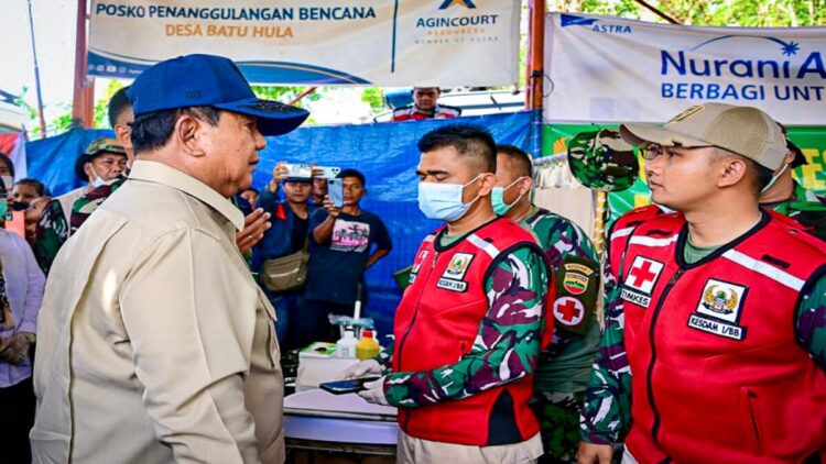 Presiden Prabowo Subianto meninjau Posko Kesehatan Kodam I/Bukit Barisan yang terletak di Desa Batu Hula, Kecamatan Batang Toru, Kabupaten Tapanuli Selatan pada Rabu, 31 Desember 2025. (Foto: BPMI Setpres)