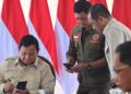 Presiden Prabowo Subianto memberikan arahannya pada rapat terbatas di lokasi pembangunan rumah hunian Danantara di Kabupaten Aceh Tamiang, Provinsi Aceh, pada Kamis (1/1/2026). (Foto: BPMI Setpres/Rusman)