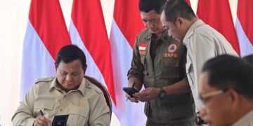 Presiden Prabowo Subianto memberikan arahannya pada rapat terbatas di lokasi pembangunan rumah hunian Danantara di Kabupaten Aceh Tamiang, Provinsi Aceh, pada Kamis (1/1/2026). (Foto: BPMI Setpres/Rusman)