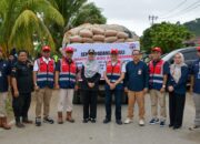 PT Semen Padang Salurkan 200 Zak Semen untuk Pengerasan Jalan Alternatif Pascabanjir Bandang di Lambung Bukit