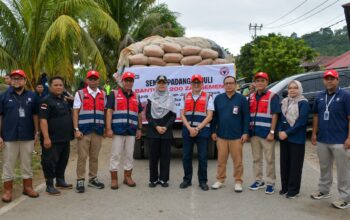 Semen Padang serahkan bantuan 200 sak semen ke Batu Busuak. (dok. istimewa)