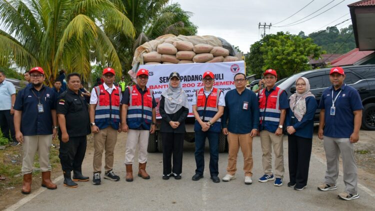 Semen Padang serahkan bantuan 200 sak semen ke Batu Busuak. (dok. istimewa)