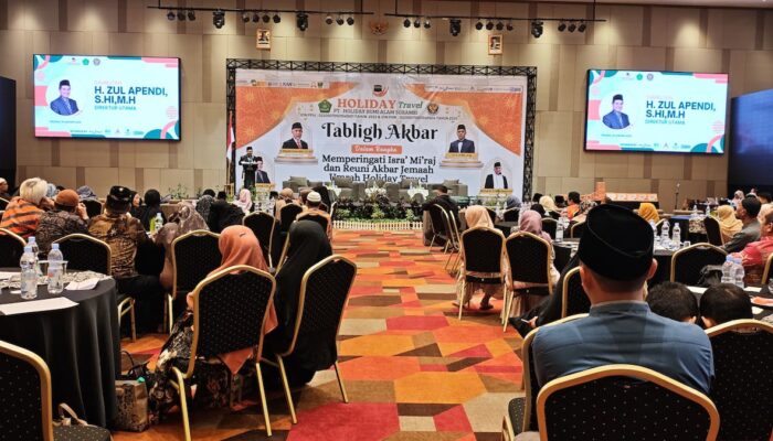 Holiday Travel Gelar Tabligh Akbar dan Reuni Akbar Jemaah Umroh di Padang