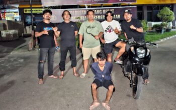 Tim Klewang ciduk pria yang berkeliaran bawa clurit di kawasan Masjid Al Hakim Padang. (dok. istimewa)