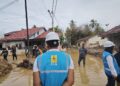 Tim YBM PLN datang ke lokasi bencana untuk beri bantuan kepada tenaga alih daya yang terdampak bencana. (dok. istimewa)