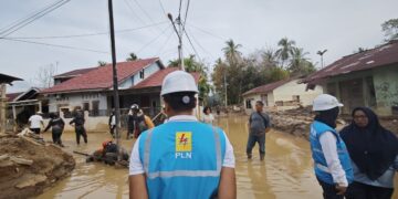 Tim YBM PLN datang ke lokasi bencana untuk beri bantuan kepada tenaga alih daya yang terdampak bencana. (dok. istimewa)