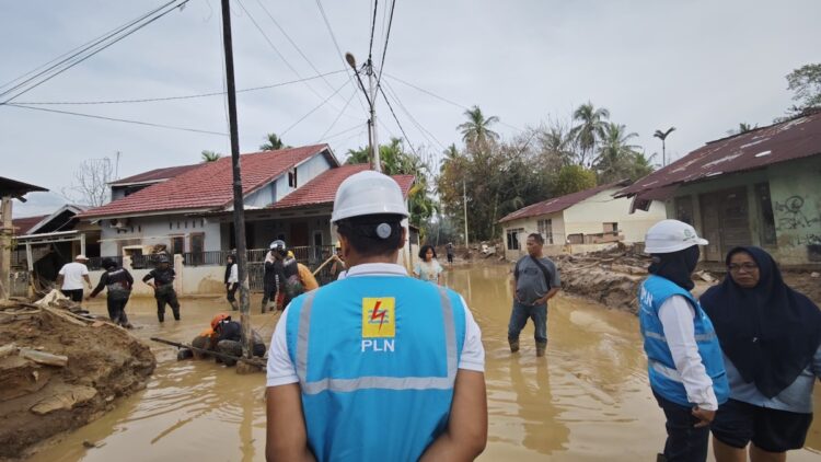 Tim YBM PLN datang ke lokasi bencana untuk beri bantuan kepada tenaga alih daya yang terdampak bencana. (dok. istimewa)