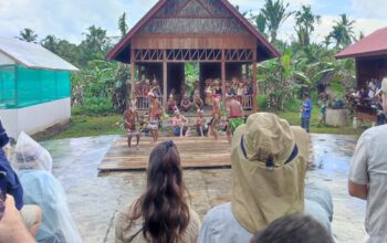 Turis mancanegara hadir dalam wisata budaya ke Mentawai. (dok. istimewa)