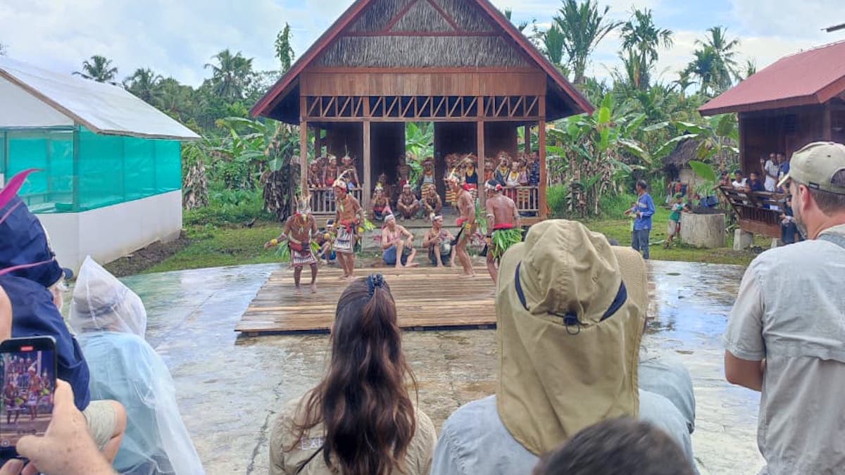 Turis mancanegara hadir dalam wisata budaya ke Mentawai. (dok. istimewa)