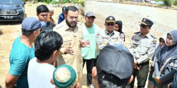 Wako Fadly Amran dialog dengan warga di lokasi bencana. (dok. istimewa)