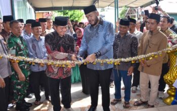 Wako Fadly Amran menggunting pita perubahan status Musala ke Masjid Al Falah. (dok. Prokopim)