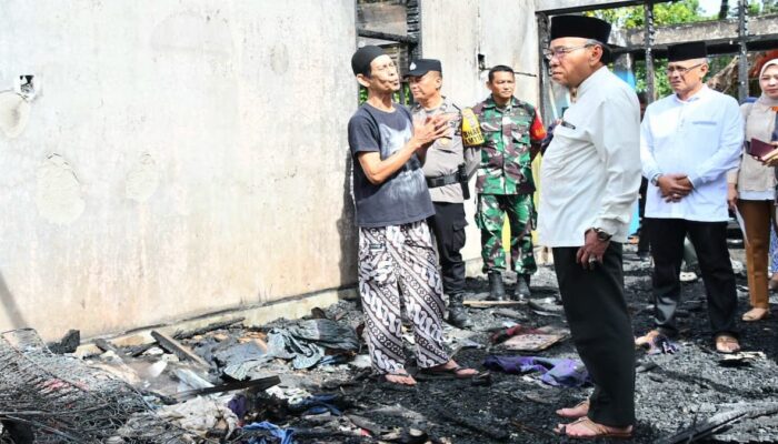 Wawako Maigus Nasir Serahkan Bantuan Sosial untuk Korban Kebakaran di Jalan Pulai Jati
