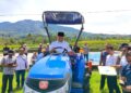 Kelompok tani Koto Gadang Guguak Kabupaten Solok menerima bantuan traktor dari Pemprov Sumbar. (Foto: Diskominfo Kabupaten Solok)