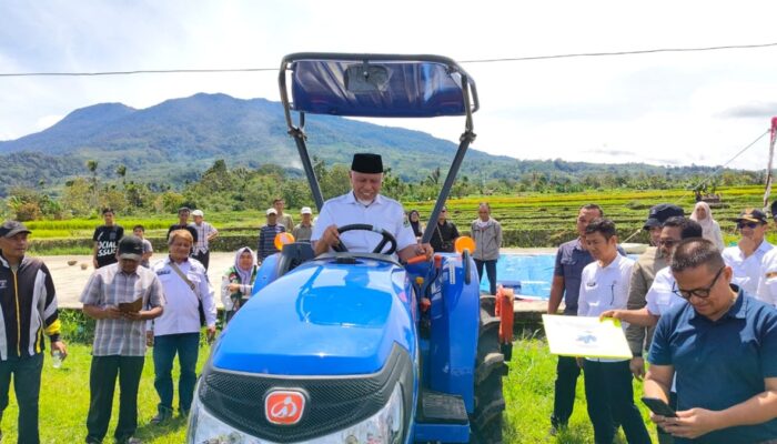 Petani Koto Gadang Guguak Terima Bantuan Traktor dari Pemprov Sumbar