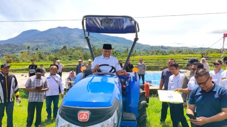 Kelompok tani Koto Gadang Guguak Kabupaten Solok menerima bantuan traktor dari Pemprov Sumbar. (Foto: Diskominfo Kabupaten Solok)