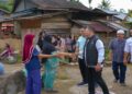Bupati Solok meninjau lokasi kebakaran di Sungai Abu. (Foto: Diskominfo Kabupaten Solok)