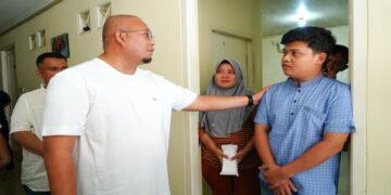 Andre Rosiade membantu penderita jantung bocor berobat dan memberikan bantuan sebesar Rp30 juta. (Foto: Tim AR)