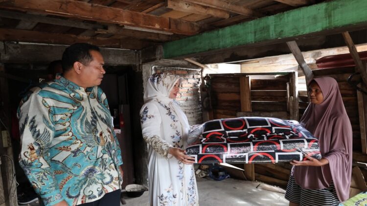 Pemko Pariaman menyerahkan bantuan untuk warga yang rumahnya tak layak huni. (Foto: Ist)