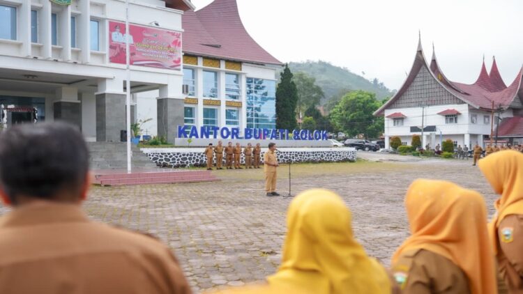 Bupati Solok Jon Firman Pandu memimpin apel perdana awal tahun di Pemkab Solok. (Foto: Diskominfo Kabupaten Solok)