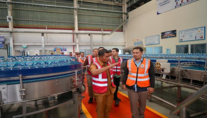 Kunjungi Pabrik AQUA, Bupati Solok Tekankan Kelestarian Lingkungan