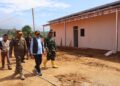 Sekretaris Utama BNPB Rustian meninjau progres pembangunan huntara di Nagari Koto Tinggi, Limapuluh Kota. (Foto: BNPB)