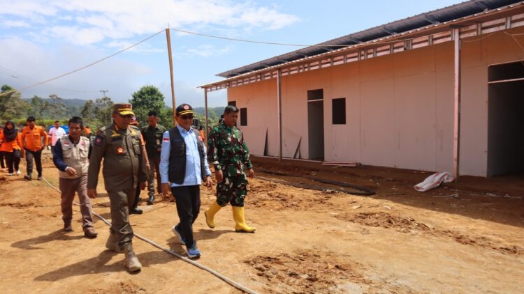 Sekretaris Utama BNPB Rustian meninjau progres pembangunan huntara di Nagari Koto Tinggi, Limapuluh Kota. (Foto: BNPB)